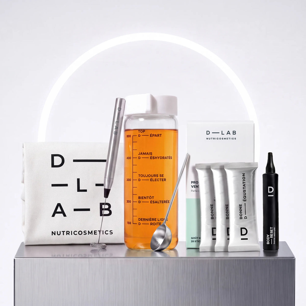 Routine Découverte Minceur D-LAB en sticks : étui 28 sticks Ventre Plat mangue, shot Body-Reset, gourde en verre graduée, mousseur à lait, cuillère doseuse et tote-bag coton