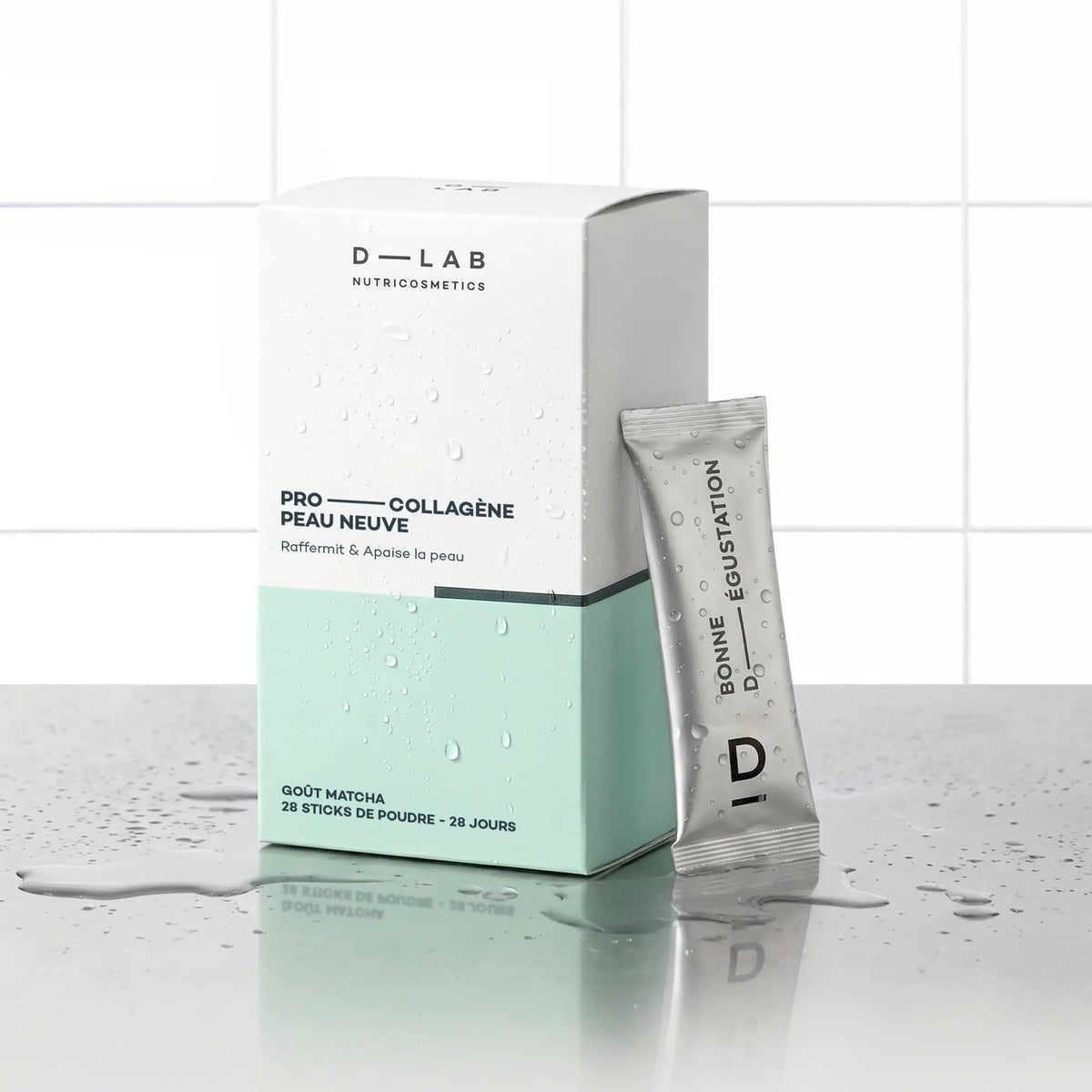 Sticks Peau Neuve Matcha D-LAB cure 28 jours, étui de 28 sticks de poudre goût matcha, décor carrelage blanc